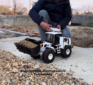 The XDRC white 980L loader vs a pile of rocks 🤩🤩🦾🦾😎😎😎 #rcconstructionmodels #rcconstruction #loader #hydraulic #RC #construction #hydraulicrc | Toucanhobby RC Model
