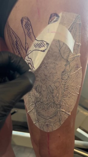 What do you think of giraffes? This one was great fun to tattoo, I love customers ideas! If you would like somthing simiar fire me over an email or message and lets get somthing booked in. #dotwork #mandala #essex #uk #uktattoo #giraffe #tattoo #tattooartist