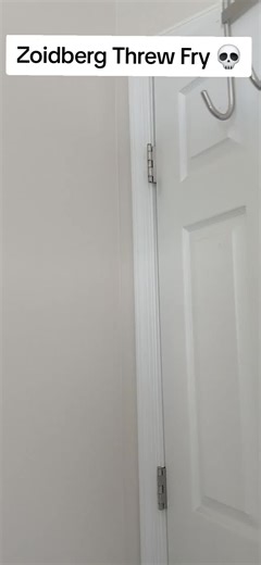 Voice Impressions: Zoidberg Throws Fry in Hilarious Scene