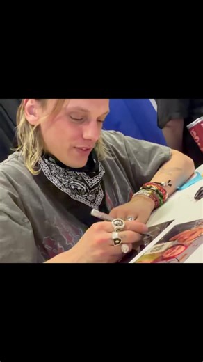 ♱ джейми на nashville celebrity comic con. cr: aliciamett & originally_kiera & claudiaparishill : ̗̀➛ #JamieCampbellBower #JamieBower #ДжеймиКэмпбеллБауэр #ДжеймиБауэр
