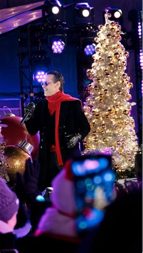 I wanna wish you a Merry Christmas from the bottom of my heart 🎶❤️ Felices fiestas mi gente! 🎄 | Marc Anthony