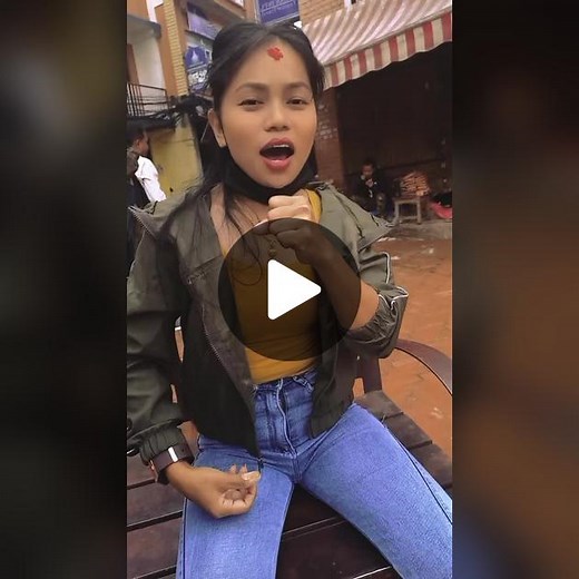 Expressive Hand Gestures on a Scenic Street