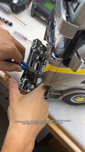 🔧 Toucan rc hobby spends 15-20 minutes meticulously polishing when installing decorative lights on tractor truck. Every screw is tightened firmly, ensuring the light is adjusted to perfection—good work takes time～✨#remotecontrol #rc #rcvehicle #toucanhobby #creativeengineering #scalemodel #toucanhoby #originalcontent #rccar #rccars #rctruck #creativefilm #rchobby #tractor #rcmodel #model | Toucan RC Hobby
