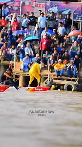 Indonesian culture is beautiful and loved by many. One of its unique charms is the amazing young dancer who can perfectly balance their body on top of the boat. 🌊✨ #IndonesianCulture #PacuJalurIndonesia #TraditionalDance #CulturalHeritage #AuraFarmingViral #AmazingDancer #LocalWisdom #IndonesiaPride | Kuantan Flow