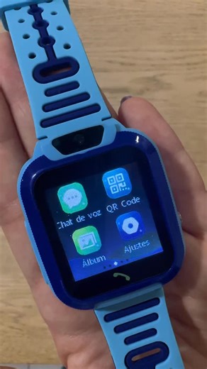 FLIPY | TECNOLOGÍA - GADGETS on Instagram: "Si estás buscando un regalo útil, seguro y que de verdad usen… este reloj inteligente lo tiene todo. ⌚✨ En este video te mostramos el unboxing, cómo descargar la app, configurarlo paso a paso y por qué se convierte en el mejor aliado para papás y niños. Más que un regalo, es tranquilidad, conexión y autonomía para ellos. 💙 📲 Escríbenos y conoce todos los detalles."