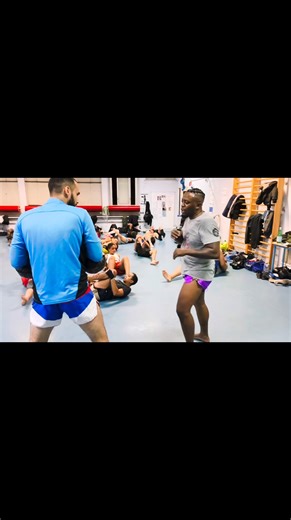 🐋🥊 L’Esprit Shark Boxing 🥊🐋 Les interclubs Shark Boxing Gym – Massy / Paris connaissent un franc succès 🌟 depuis que nous organisons chaque mois des rencontres amicales entre les clubs de la région. Dans une ambiance conviviale, respectueuse et parfaitement encadrée, ces journées sont devenues un véritable rendez-vous pour tous les passionnés 💥. Ce concept sert de tremplin 🚀 pour les débutants et les intermédiaires qui souhaitent découvrir progressivement le plein contact, évoluer, s’affi