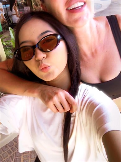 Join the Live Shop and Singing Event at 20:00