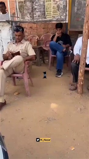 ఎలక్ట్రిక్ కారుకు పొల్యూషన్ సర్టిఫికెట్ లేదని జరిమానా విధించడం చర్చకు దారితీసింది. రాజస్థాన్‌లోని నాగౌర్‌లో సన్ షేడ్స్ కోసం రూ.200తో పాటు, పొల్యూషన్ లేనందుకు రూ.1500 చలాన్ వేశారు. EVలకు ఉద్గారాలు ఉండవని యజమాని మొత్తుకున్నా అధికారి వినలేదు. సోషల్ మీడియాలో వైరల్ అవ్వడంతో స్పందించిన ఉన్నతాధికారులు.. అది పొరపాటేనని, సిస్టమ్ నుంచి ఆ ఫైన్ తొలగిస్తామని ప్రకటించారు.