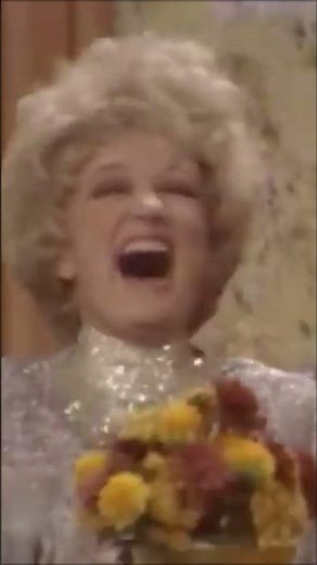 Dean Martin's perfect setup for the iconic Phyllis Diller! You HAVE to see this introduction! 😂👑