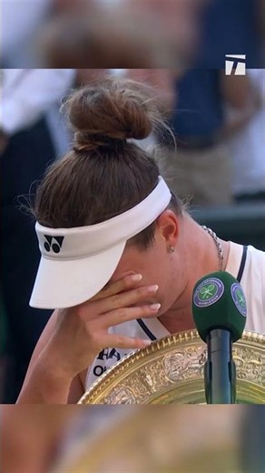 Not a dry eye on Centre Court 🤍 Linda Noskova honors her late mother on the biggest stage.