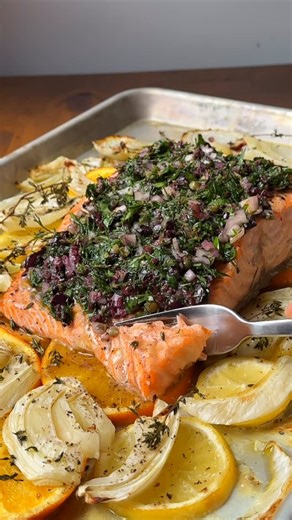 Camille on Instagram: "Saumon rôti au fenouil, orange et citron et sauce aux herbes Ingrédients : - 900g de saumon - 1 orange - 1 citron - 2 fenouils - Du thym La sauce : - 1 poignée d’aneth - 1 poignée de persil - 3 càc de câpres - Une quinzaine d’olives - Le jus d’une demi orange - Le jus d’un demi citron - 1 échalote - 3 càs d’huile d’olive Préparation : - Préchauffez le four à 150°C. Découpez le fenouil en tranches assez fines. - Coupez l’orange et le citron en rondelles. - Sur une plaque de