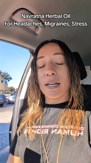 This is "Navaratna Herbal Oil" (Nafaratna زيت بالأعشاب) A cooling, refreshing herbal massage oil made with 9 herbs. It’s VERY popular in India and the Middle East. --- 🌬️ What it’s used for: According to the Arabic on the box: “منعش” — refreshing Helps with relaxation Helps relieve stress Gives a cooling effect Used for head and body massage It literally says: "تدليك الرأس والجسم" — massage for the head and body --- 🌿 What it typically contains (the 9 herbs): Different brands vary, but Navarat