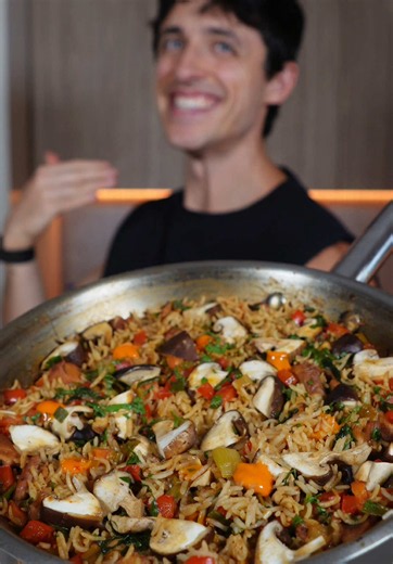 🍚 𝐀𝐑𝐑𝐎𝐙 𝐓𝐄𝐑𝐈𝐘𝐀𝐊𝐈 𝐃𝐄 𝐏𝐎𝐋𝐋𝐎 𝐘 𝐒𝐇𝐈𝐈𝐓𝐀𝐊𝐄 🔥 𝐕𝐀𝐋𝐎𝐑 𝐍𝐔𝐓𝐑𝐈𝐂𝐈𝐎𝐍𝐀𝐋 𝐀𝐏𝐑𝐎𝐗. ⚡ 720 kcal 🥩 47 g proteína 🍚 92 g hidratos 🥑 19 g grasas 𝐑𝐞𝐜𝐮𝐞𝐫𝐝𝐚: Para perder grasa, todo debe estar ajustado a un déficit calórico individual. Recetas completas y saciantes como esta simplemente hacen que el proceso sea más fácil y sostenible. 🛒 𝐈𝐍𝐆𝐑𝐄𝐃𝐈𝐄𝐍𝐓𝐄𝐒 (𝐮𝐧𝐚 𝐫𝐚𝐜𝐢𝐨́𝐧) 🍗 180 g de contramuslo de pollo sin piel 🍚 80 g de arroz basmati en crudo 