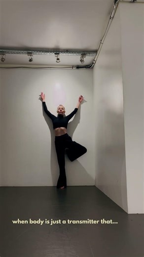 Movement and Light Interplay| Dance Reflection #dancetutorial #dancetips #danceartistry #danceart