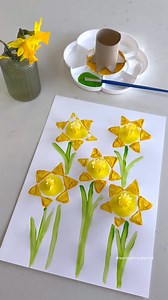 Cardboard Roll Daffodils! 😍 Cut your cardboard rolls as demonstrated and submerge into some paint. Print across your card to create your daffodils. Add your stems leaves and centres and before long you have a beautiful bunch of daffodils. Give it a go! Love Amy x x | Learning and Exploring Through Play