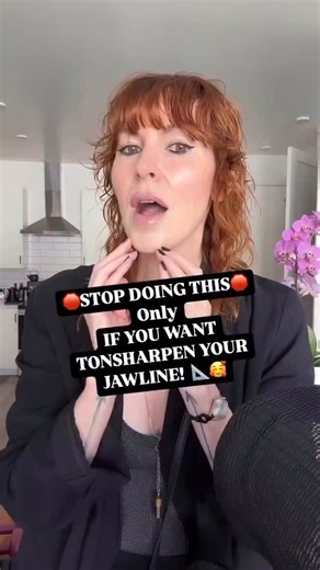 📐🥰If you want a sharper jawline and lifted jowls – first, comment REVERS if you haven’t yet grabbed my FREE face lifting, jawline reshaping workout – I’ll send it to your messages here💌 Then, stop only doing those intensive jaw chewy exercises😬 overdoing these exercises can not only damage your teeth, but also create extreme tension in your already tight jaw and cause TMJ pain and headaches. 🥵 You need a holistic approach which is going to work on the other areas of your jawline - as well a