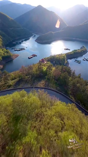 ЯЗОВИР ВЪЧА – ПРИРОДНА ПРИКАЗКА, СКРИТА В РОДОПИТЕ Язовир Въча е едно от онези места, които не просто се гледат, а се усещат. Огромните скални масиви, спускащи се към водата, тихото сияние на язовира и величествените завои на Родопите създават гледки, които трудно могат да се опишат с думи. Това е място, където времето сякаш спира, за да ти даде шанс да поемеш дъх и да осъзнаеш колко красива е България. По пътя към язовира се редуват тунели, мостове и стръмни склонове, а всеки завой разкрива нов