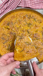 Farinata di ceci. Io la amo. E voi l’avete mai assaggiata? Ricetta 👇🏻 https://blog.giallozafferano.it/rossellainpadella/farinata-ligure-di-ceci/ | Rossella in padella, il blog di Rossella Cosentino
