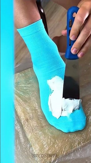 Comment réparer un trou dans une chaussette?! 🧦 (EN QUELQUE SORTE)