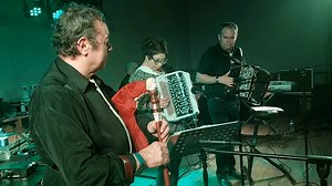 61K views · 759 reactions | CONNAISSEZ VOUS LA MONTAGNARDE ? Danse Folklorique Auvergnate à la cabrette avec Didier Pauvert à l'accordéon, Maeva Nurit, Mathieu Martinie et son orchestre. À l'occasion du bal Musette organisé par le Comité des fêtes de la Garde Commune d'Albaret Sainte-Marie (Lozère-Occitanie) Vidéo : Lily Rose #lozere #follower #folklore | La Place du Village | Facebook