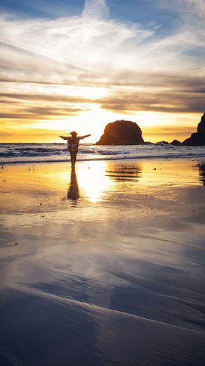 There’s nothing like a Big Sur sunset —> but November? That’s when this coastline turns into something truly magical. 🌊 Soft golden light. Quiet beaches. Waves glowing under the last bit of sun. And that peaceful calm you only find on the California coast. If you’re planning a winter trip along Highway 1, put Andrew Molera State Park on your list. It’s one of the most underrated sunset spots in Big Sur. The Creamery Meadow Trail leads directly to Molera Beach and one of the most beautiful beach