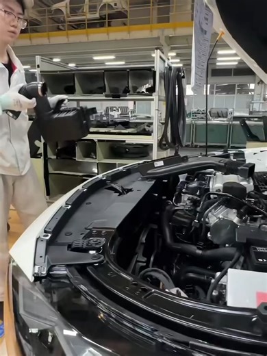 Car factory: Air box installation