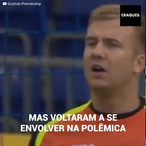 95K views · 228 reactions | Uma jogada insólita aconteceu na liga da Escócia. O time mandante tinha uma jogada preparada em um escanteio, e deu tanto certo que acabou dentro do gol do adversário. No entanto, o plano surpreendeu até o próprio juiz, que teve que julgar a legalidade da jogada com seu bandeirinha, tomando uma decisão controversa. | Craques | Facebook