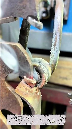 高周波誘導加熱による金属ピンの熱間圧入および精密接合工程 #worker #process #metalwork #heating #machinery