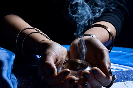 7 maneiras para quebrar feitiços e magia negra; ‘cheiro de fezes e insetos’