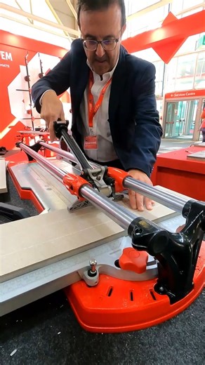 Samuel nos demuestra como cortar porcelánico de 2 cm de espesor con la Rubi TX-MAX 😍😎💪 #rubitools #tilingtools #colocador #contruccion #cortadora #alicatador #cutter #tools #construction #tiling #herramientas | Quim Rubi Tools