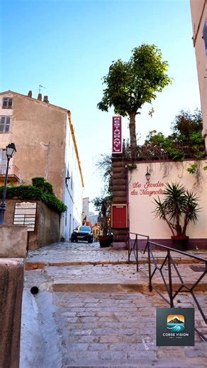 Sublime ruelles de Calvi en Corse #calvi #corse #îledebeauté | Corse Vision