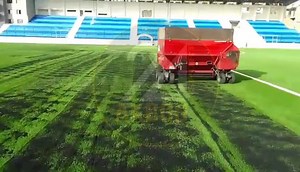 53K views · 831 reactions | Stade des Martyrs, pose des granulats et modernisation de la piste. Le Stade des Martyrs arrive à la phase finale du gazon synthétique avec la pose des granulats en caoutchouc recyclé. Une étape essentielle pour l’amorti, la sécurité et la performance du terrain. En parallèle, la piste autour du terrain est en cours de couverture pour offrir un rendu moderne et harmonieux. | Akbou 24 | Facebook