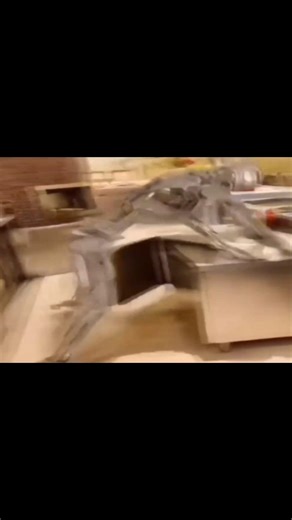 Freaky Robot Doing The Mixing