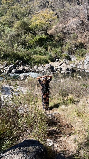 Mni Wiconi”, es una frase Lakota y en español podría ser “el agua es vida” y esta frase la siento muy profundamente. Creo que nunca les he contado, pero desde niña aprendí a rezar con sus formas y siempre en cada ceremonia y en cada rezo está presente el espíritu el agua. Hace poco hice un ayuno sin comida y sin agua unos días. Cada una de mis células sintió la importancia del agua, me jure a mí misma que llegando a casa iba a ir al río y que no se mi iba olvidar tomar agua, regar mis plantas, d