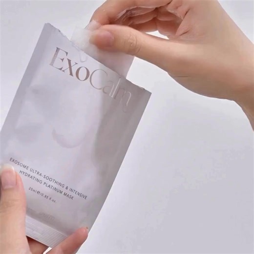 Epic Derm的起點，由一張追求dream mask開始👣 Derm-Mart一向致力世界各地喺搜羅安全、潔淨又有效嘅護膚產品，希望幫每位用家改善皮膚問題、維持肌膚健康、散發自然光澤✨。面膜作為日常保養嘅重要一環，我哋試過好多唔同國家品牌，由韓國生物纖維到歐洲天然材質、植物萃取到高科技配方。 我哋特別留意面膜材質嘅舒適度、成分嘅安全性及功效、敷用後即時舒緩或保濕嘅感覺， 一直試咗好多款paper mask，始終搵唔到心目中完美嘅一款，所以遲遲都冇推出紙質面膜，總覺得有更好選擇🙂‍↔️直到越來越多合作嘅醫美專業人士同客人都反映，想要一款真正有效舒適嘅 paper mask，幫到突發敏感或者醫美療程後快速舒緩修復，或者忙碌一日後簡單補給皮膚，令肌膚從內到外變得平靜水嫩。呢份需求成為Epic Derm自立品牌嘅轉機。我哋決定親自整面膜，由零開始研發：試用唔同面膜材質、調節成分配方，團隊每位成員都親自試過每個版本，一一檢視舒適度、吸收感同效果，要達到所有要求先過關⭕ 💆🏻‍♀️面膜材質會影響舒適度同精華滲透效率。經過反覆比較，我哋最終揀咗奧地利出產嘅天然鉑金木漿材質，絲滑貼服、超薄