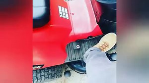 Ma elautóztam Hatalyák Generálkivitelező Kft Gabesz cimborámhoz az ülésért, aztán ha már ott voltam szétnéztünk a fészerekben. 954 RR Fireblade némi tuninggal és rengeteg találékonysággal beépítve, ahogy kell. Másodikban 140-nél tilt. Igen, lesz róla (is) Speedzone-epizód. Pazar cucc. És van benne akarat. #sorrygreta #csakegyfűnyíró #fullgyári | Vályi István