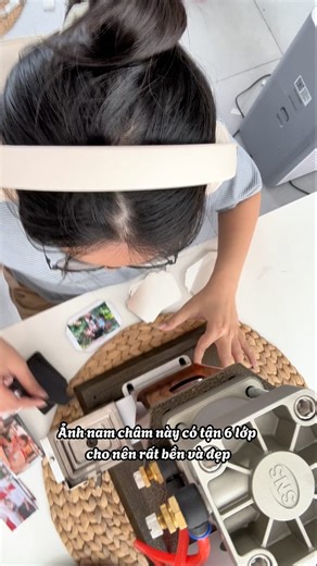 Anh chị làm ảnh nam châm Anacha tặng kèm keo nano 2 mặt để ngoài hít lên tủ lạnh còn dán được ở tủ kính, gỗ, tường và mọi bề mặt khác luôn ạ 😊 | Anacha - In ảnh nam châm