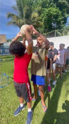Passing the ball to a teammate over the head, physical education with teacher Felipe.