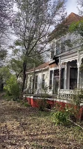 7.6K views · 6.9K reactions | A beautiful Victorian mansion sits abandoned #architecture #archi_ologie #abandoned #abandonedhousetour #abandonedafterdark #abandonedplaces #allabandoned #desertedplaces #victorian #haintblue | Abandoned Southeast | Facebook