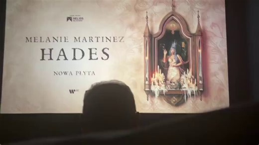 Vídeo do álbum "HADES" sendo divulgado em um cinema pela Warner Music Polônia (.@WarnerMusic_PL). 🇵🇱— "DISNEY PRINCESS" foi a música utilizada para divulgar o álbum. 👑©️ iliveforhades (Instagram)