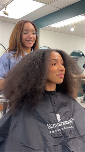 She said Babyyy….😂😂💗 Wait but the fact that y’all love when I say that actually makes me so happy😜 Anyways this lady right here hasn’t seen me since 2023?!? We died her hair bright copper and guess what, she grew it all out and her hair is completly virgin now, INSANE right🔥 Save for Inspo!💗 . . . #SharStylesCurls #WinnipegStylist #WinnipegHair #vancouverhair