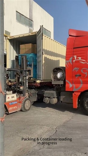 Busy loading in progress. #плиткадляпола#ladrillodepiso#바닥타일#gạchốp#ubinlantai #بلاطالارض#factory