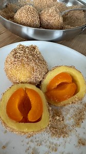 Barbara Prantl on Instagram: "Marillenknödel mit Kartoffelteig Rezept (für 6 - 8 Personen) Zutaten Kartoffelteig 1 kg mehlige Kartoffel 40 g Butter 3 Prisen Salz ca. 200 g Mehl 20 g Hartweizenmehl (semola rimacinata) 4 Eigelb Etwa 20 Marillen (nicht zu groß) Zutaten Brösel 120 g Semmelbrösel 100 g Zucker 40 g Butter 1 Teelöffel Zimt Kartoffel mit Schale kochen. Gekochte Kartoffeln noch heiß schälen, mit Kartoffelpresse durchdrücken, Butter und Salz dazugeben, gut verrühren und abkühlen lassen. I