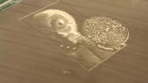 Los crop circles son patrones en campos de cultivo que han generado misterio. Ejemplos notables incluyen el rostro humanoide de 2002, considerado una respuesta extraterrestre, y el rostro de Jesús en 3D de 2010. Algunos creen que son mensajes de seres no terrestres, mientras que otros los ven como arte humano o fenómenos naturales. Estos diseños complejos siguen siendo un enigma y un tema de debate. #extraterrestre #ufocommunity #ufosighting #UFO #ufohunters | Cazadores de Ovnis