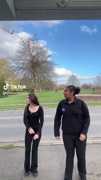 It looks really weird cause we were rushing for the bus#trend #dance #viral #duo @E💋 @Lilz