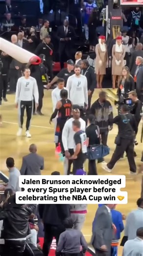 NBA on ESPN on Instagram: "Real sportsmanship 👏 (via @krispursiainen)"