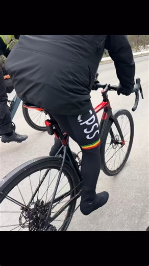 Wheeled over to The Friendly Town for Java with Sean and Andreas. Andreas was testing out his new 650 rims with wider 47mm tires ~ thanks to Jose at Joe Mamma’s for putting in the late night effort to have the rig ready for today’s tour. | Bri Dickie