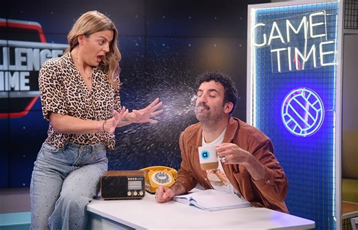 Ο Τάσος Δέδες στο Allwyn Game Time περιγράφει αγώνα της ΑΕΚ και υποδύεται τον Θανάση Βέγγο