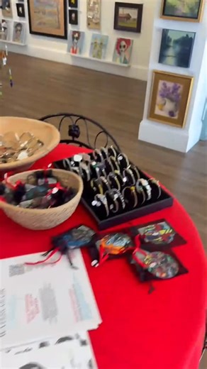 There is no doubt promoting Mississippi art is always this Santa’s game! Spreading some holiday cheer, candy canes (to those on the Nice List) and painting Santa’s big night brought in more people to discover the perfect gift! Open Saturday 10-7 pm and Sunday 1-5 pm, 10-6 Monday and Tuesday 10-1 pm Wednesday for any last minute gift emergencies! | Pacesetter Gallery