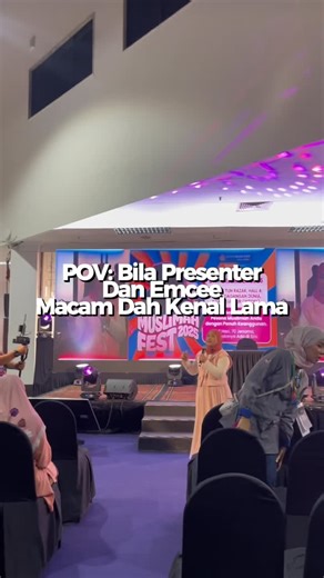 Heyda Hebat • Emcee • VoiceOver on Instagram: "Jujurnya, bila presenter atau yang nak bagi sharing masa program tu jenis yang ramah tamah, ia dapat memudahkan tugas kita mengendalikan acara. Tapi, kalaupun tak ramah, kita as the #pengacaramajlis mesti pandai bawa diri dan program tu sebaiknya. Impromptu speeches tu sudah pasti. Jadi, kalau rasa #emcee hanya perlu baca teks, think again. Kami bukan menyampaikan ucapan, kami sampaikan cerita untuk dikongsi kepada semua. ☺️ Love, Heyda Hebat Maybe 